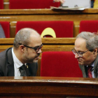 Miquel Buch y Quim Torra, en el Parlament.-RICARD CUGAT