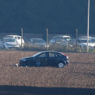 El coche en el que viajaba el hombre enmascarado que ha intentado asaltar un cuartel militar en Bélgica.-AFP / BRUNO FAHY
