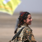 Una combatiente de las milicias sirias SDF.-REUTERS