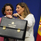La ministra saliente de Trabajo, Magdalena Valerio, entrega la cartera ministerial a su sucesora, Yolanda Díaz.-DAVID CASTRO