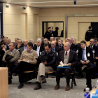 El expresidente de Bankia Rodrigo Rato (d, primera fila) junto al resto de acusados, durante la primera sesión del juicio por la salida a bolsa de la entidad en el 2011 que se celebra en la Audiencia Nacional.-EFE