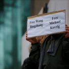 Un hombre pide en Vancouver la liberación de Michael Kovrig.-REUTERS/ LINDSEY WASSON