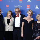 Miguel Bosé, Cristina Cifuentes, el doctor Bonaventura Clotet (fundador y director de la Fundación), Belén Rueda y Manuela Carmena posan en la  Septima Gala del SIDA 2016, que se celebró por primera vez en Madrid, el 21 de noviembre.-AGUSTÍN CATALÁN