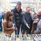 El candidato del PP, Xavier García Albiol, y el vicesecretario popular Javier Maroto, este domingo en un mercado de LHospitalet de Llobregat.-DANNY CAMINAL