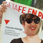 La candidata de IU a la Alcaldía de Getafe, Yolanda Hidalgo, hace un photocall con un cartel del que habían recortado su cara.-TWITTER