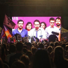 Simpatizantes de Unidos Podemos escuchan las declaraciones de su líder Pablo Iglesias durante su comparecencia ante la prensa tras conocer los resultados de las elecciones generales.-EFE