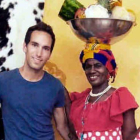 Eduardo Camarero en Barranquilla (Colombia), junto a una nativa.-
