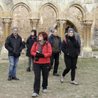 Unos turistas en los Arcos de San Juan de Duero.-Luis Ángel Tejedor