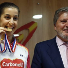 Carolina Marín, bicampeona mundial de bádminton, posa junto al ministro de Educación, Cultura y Deporte, Íñigo Méndez de Vigo, en la sede del Consejo Superior de Deportes.-Foto:   EFE / SERGIO BARRENECHEA