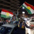 Ciudadanos kurdos celebran la victoria del si en el referéndum en Erbil.-EFE / MOHAMED MESSARA