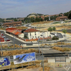 El antiguo paso a nivel conocido como Los Tres Pasos corta con una valla el camino de la Miranda.-BRÁGIMO