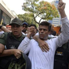 El líder opositor Leopoldo López, en el centro, en una manifestación en Caracas en febrero del 2014.-AFP / JUAN BARRETO