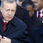 El presidente Erdogan (izquierda) junto el ya exprimer ministro Davutoglu al pasado mes de octubre.-REUTERS / UMIT BEKTAS