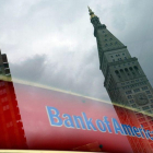 Un edificio se refleja en una ventana de una sucursal de Bank of America en Nueva York.-EFE / ANDREW GOMBERT
