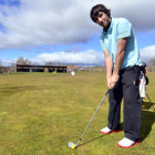 El soriano Daniel Berná durante un entrenamiento en el Club de Golf Soria. / ÁLVARO MARTÍNEZ-