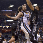 Marc Gasol intenta controlar un balón en presencia de Towns en el partido de Menfis-BRANDON HILL / AP