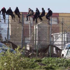 Inmigrantes en la valla de Melilla, el 30 de diciembre.-Foto: STRINGER / REUTERS
