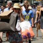 Una compradora en paseo de Gràcia de Barcelona.-RICARD CUGAT