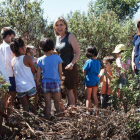 La delegada del Gobierno en Castilla y León, María José Salgueiro visita el Centro de Desarrollo de Energías Renovables . En la imagen, junto a los niños del campamento infantil-ICAL