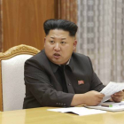 El líder norcoreano Kim Jong Un durante la reunión de emergencia de la Comisión Militar Central de Corea del Norte.-Foto: KCNA / REUTERS