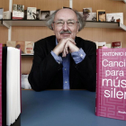 El poeta Antonio Colinas presenta en la Feria del Libro de Salamanca su último libro, 'Canciones para una música silente'.-ICAL