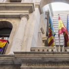 Bandera republicana colgada en la fachada de las Corts valencianas, en el 2014.-MIGUEL LORENZO