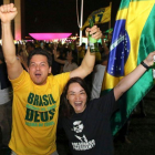 Con camisetas verdes y amarillas y banderas de Brasil, los seguidores celebran el triunfo de Bolsonaro.-AFP