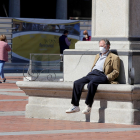 Un hombre descansa en la Plaza Mayor de Valladolid. - E.M.