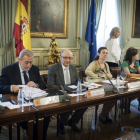 Montoro (centro), junto al secretario de Estado de Administraciones Públicas, Antonio Beteta (segundo por la izquierda), y la secretaria de Estado de Presupuestos, Marta Fernández Currás (cuarta por la izquierda), el pasado día 9.-Foto: EFE/ FERNANDO VILLAR