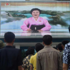 Ciudadanos de Pionyang miran en una pantalla gigante cómo la televisión norcoreana anuncia que el país ha probado con éxito una bomba de hidrógeno, el 3 de septiembre del 2017.-AFP / KIM WON-JIN