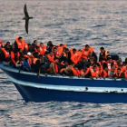Rescate en el mediterráneo de refugiados por parte de la oenegé española proactiva Open Arms el pasado miércoles.-REUTERS / YANNIS BEHRAKIS
