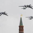 Un bombardero ruso sobrevuela la Plaza Roja de Moscú.-Foto: AP / PAVEL GOLOVKIN