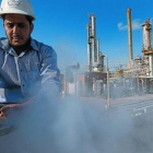 Un empleado trabaja en la refinería de crudo.-AP / HUSSEIN MALLA