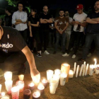 Familiares y amigos de los tres estudiantes asesinados durante una vigilia frente a la casa del gobernador del estado de Jalisco el 23 de abril.-ULISES RUIZ (AFP)