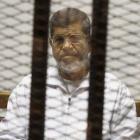 Imagen del expresidente Mohammed Mursi encarcelado tomada el 8 de mayo del 2014.-Foto: AP / TAREK EL GABBAS
