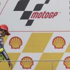 Valentino Rossi se dirige al podio de Sepang, tras acabar segundo el GP de Malasia.-EFE / FAZRY ISMAIL