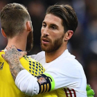 De Gea se abraza a Ramos al acabar el partido en París.-AFP