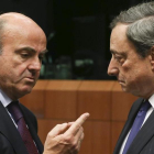 El ministro de Economía, Luis de Guindos, y el presidente del BCE, Mario Draghi, en una imagen de archivo.-JULIEN WARNAND / EFE