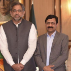 Malala junto al primer ministro paquistaní, Shahid Khaqan Abbasi, y los padres de la activista en Islamabad.-AP