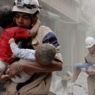 Los "cascos blancos" durante su labor de rescate en Siria.-SULTAN KITAZ