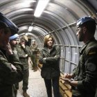 Cospedal charla con varios de los militares desplegados en el Líbano.-/ EFE / KIKO HUESCA