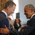 El Rey saluda al presidente de EEUU, Barack Obama, este martes.-EFE