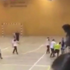 Imagen del vídeo que muestra la agresión de un jugador de la Barceloneta a un árbitro, este sábado en Barcelona.-TWITTER / @alexmasana