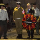 Netanyahu deposita una ofrenda floral en el Yad Vashem, el memorial de las víctimas del Holocausto.-Foto:   AP / SEBASTIAN SCHEINER