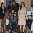 Una imagen de archivo de Brad Pitt y Angelina Jolie con sus hijos.-AP / TORU YAMANAKA