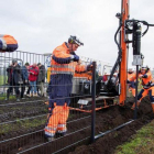 Unos operarios instalan una valla en la localidad danesa de Padborg para delimitar el tránsito de los jabalís procedentes de territorio alemán.-FRANK CILIUS (REUTERS)