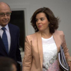 El ministro de Hacienda en funciones, Cristóbal Montoro, y la vicepresidenta del Gobierno en funciones, Soraya Sáenz de Santamaria.-DAVID CASTRO