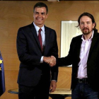 ánchez e Iglesias, antes de la reunión de este martes.-DAVID CASTRO