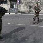 Soldados franceses patrullas fuera de la estación de tren de Marsella.-AP / CLAUDE PARIS