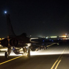 Uno de los bombarderos franceses que atacaron Raqqa (Siria) la noche del martes.-HANDOUT / REUTERS
